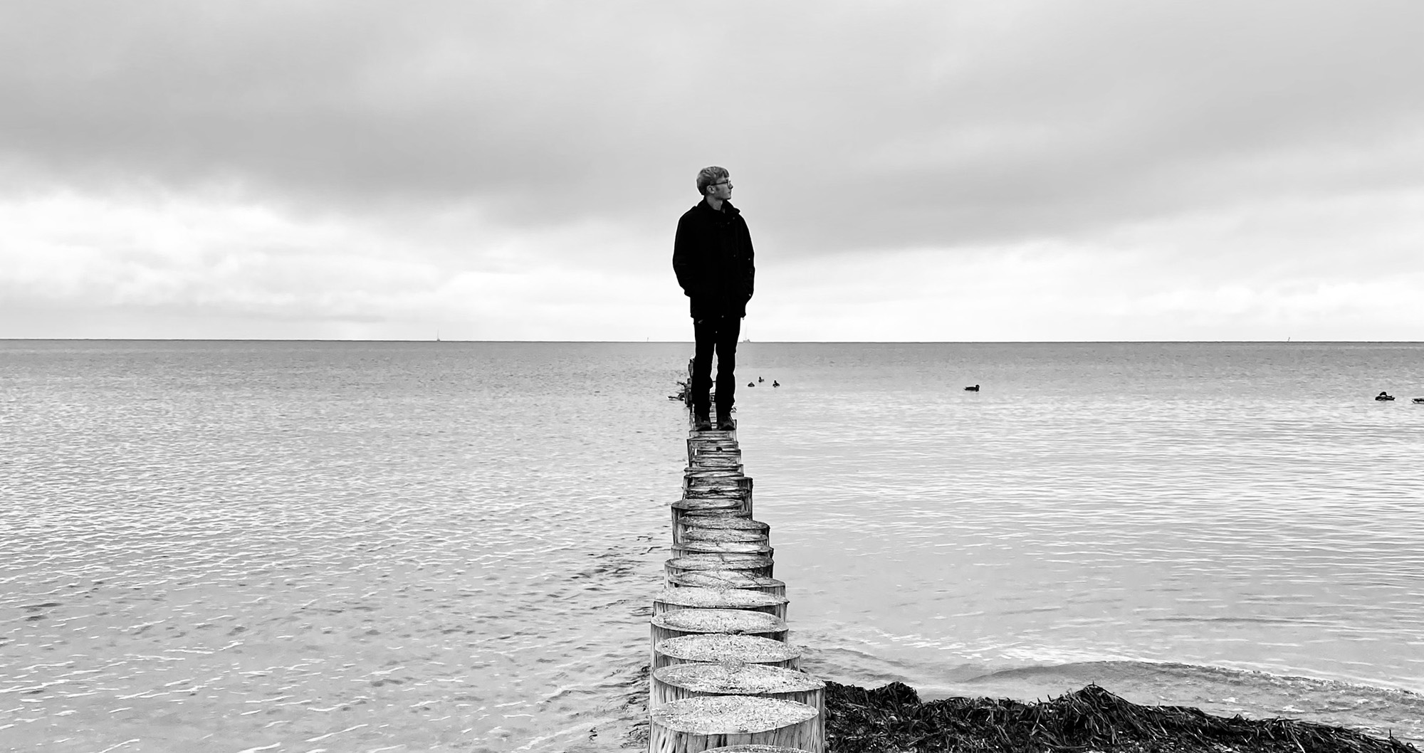 Nelson Ptak (Freiberuflicher Medienproduzent bei sontak.de) steht auf einer Buhne in der Ostsee