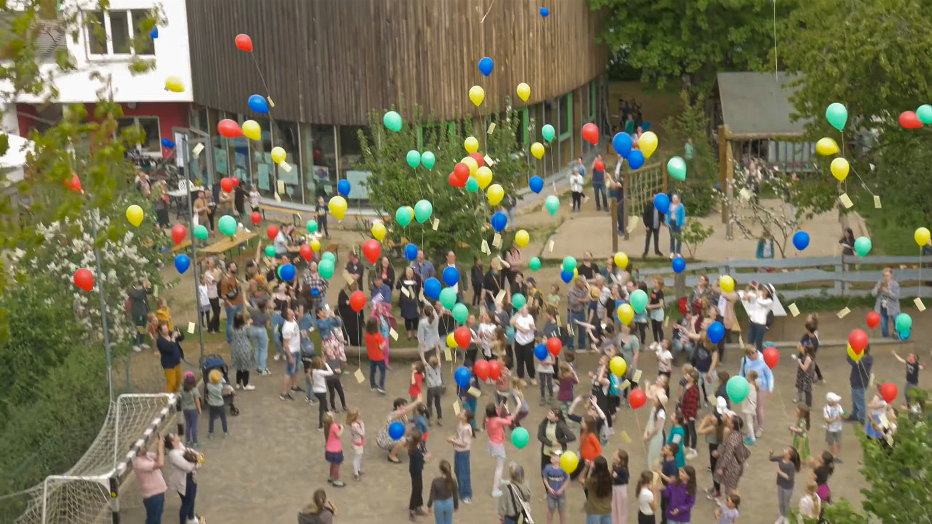 Menschenmenge am eva schulze mtl mit Luftballons by Nelson Ptak